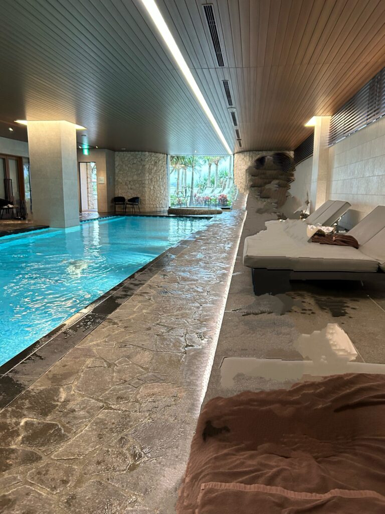 ハイアットリージェンシー沖縄の屋内プール
